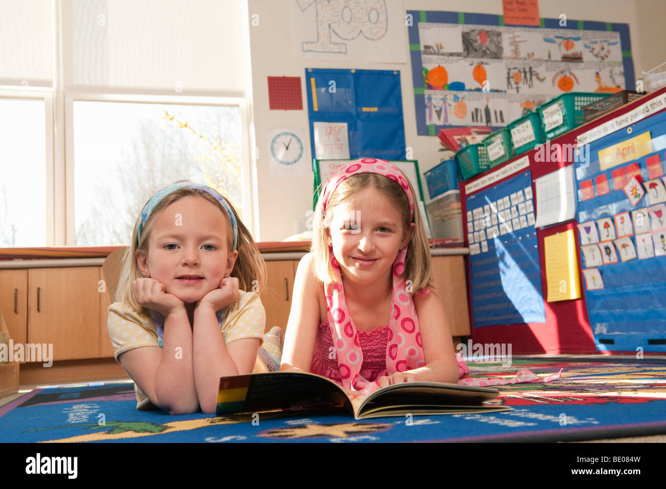 Scuola elementare di lettura per bambini Foto Stock