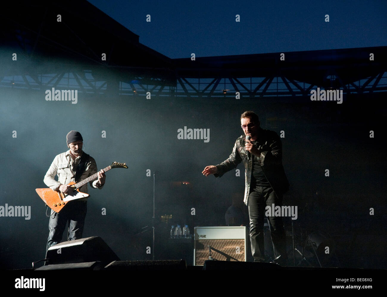 Il bordo e Bono da U2 allo Stadio di Wembley a Londra il tour 360 Foto Stock