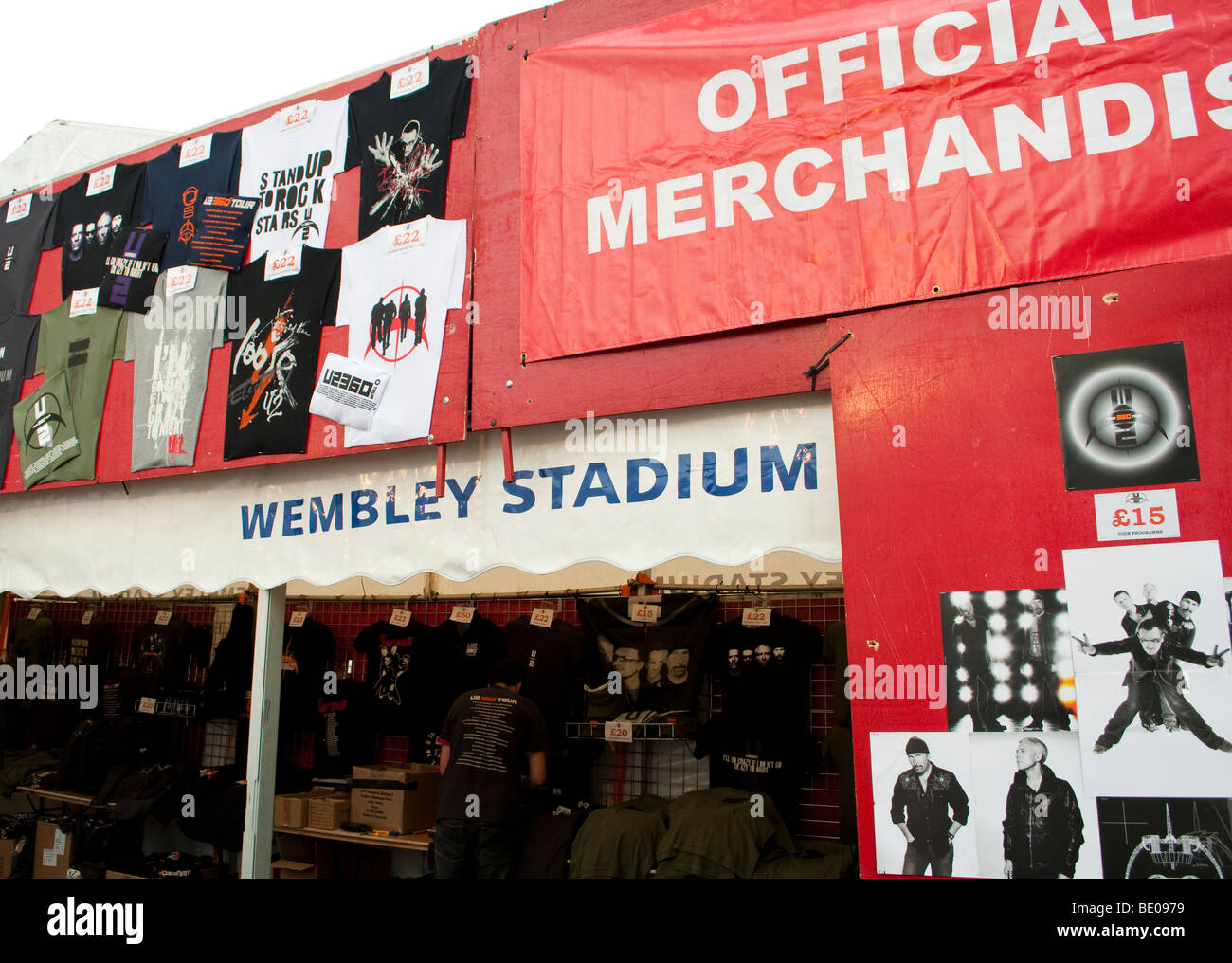 Gazzetta U2 la merce in vendita allo stadio di Wembley a Londra Foto Stock