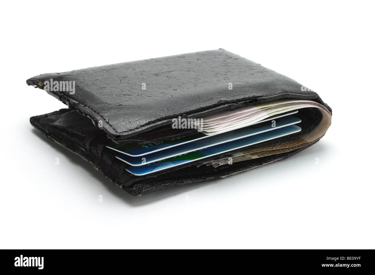 Vecchio portafoglio con contanti e carte di credito su sfondo bianco Foto Stock