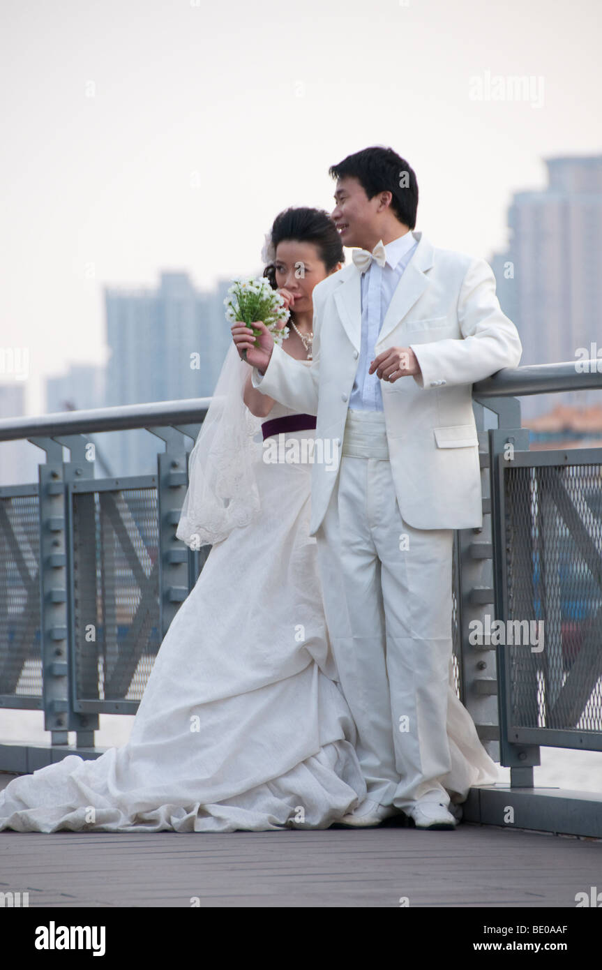 Coppia cinese facendo loro pre-germogli di nozze a Shanghai Foto Stock