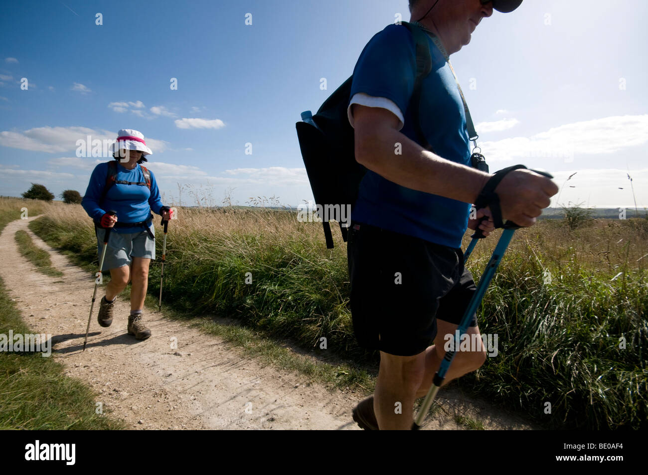 Walkers sul South Downs Sussex Downs utilizzare il percorso Foto Stock