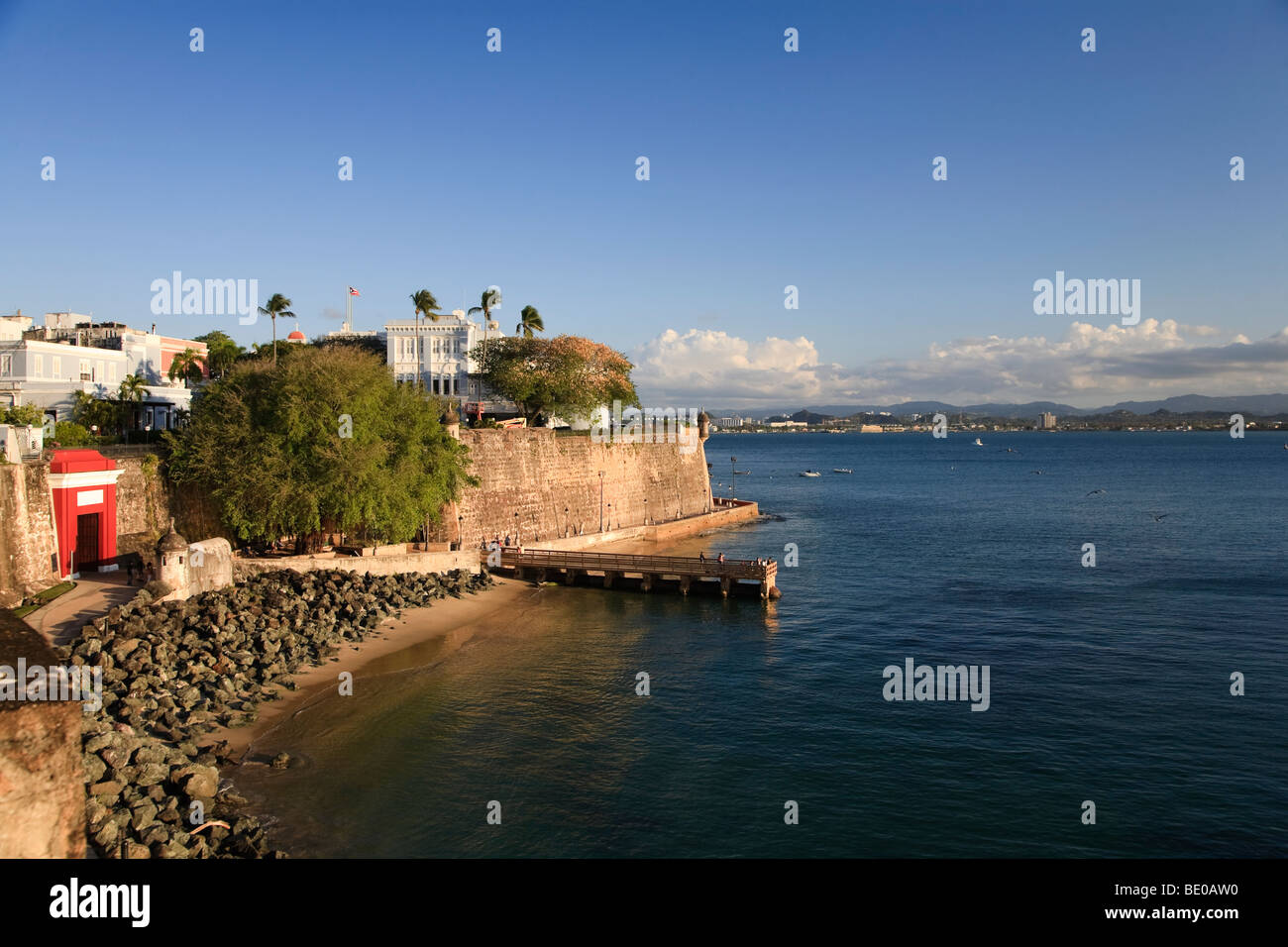Stati Uniti d'America, Caraibi, Puerto Rico, San Juan, città vecchia, Paseo del Morro, la Muralla e Puerta de San Juan Foto Stock