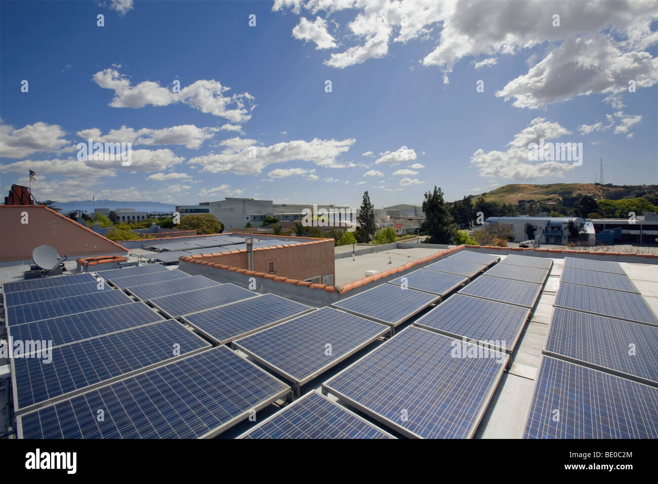 Un tetto montato, legato a griglia di Voltaic solare pannello solare array, città di Culver, CA Foto Stock