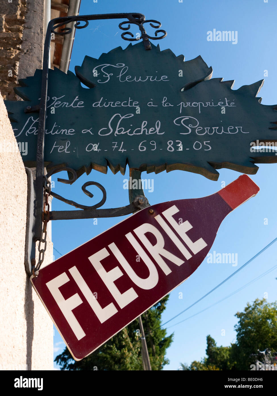 Una cantina annuncia il loro vino Beaujolais dal Fleurie con un segno a una facciata. Foto Stock