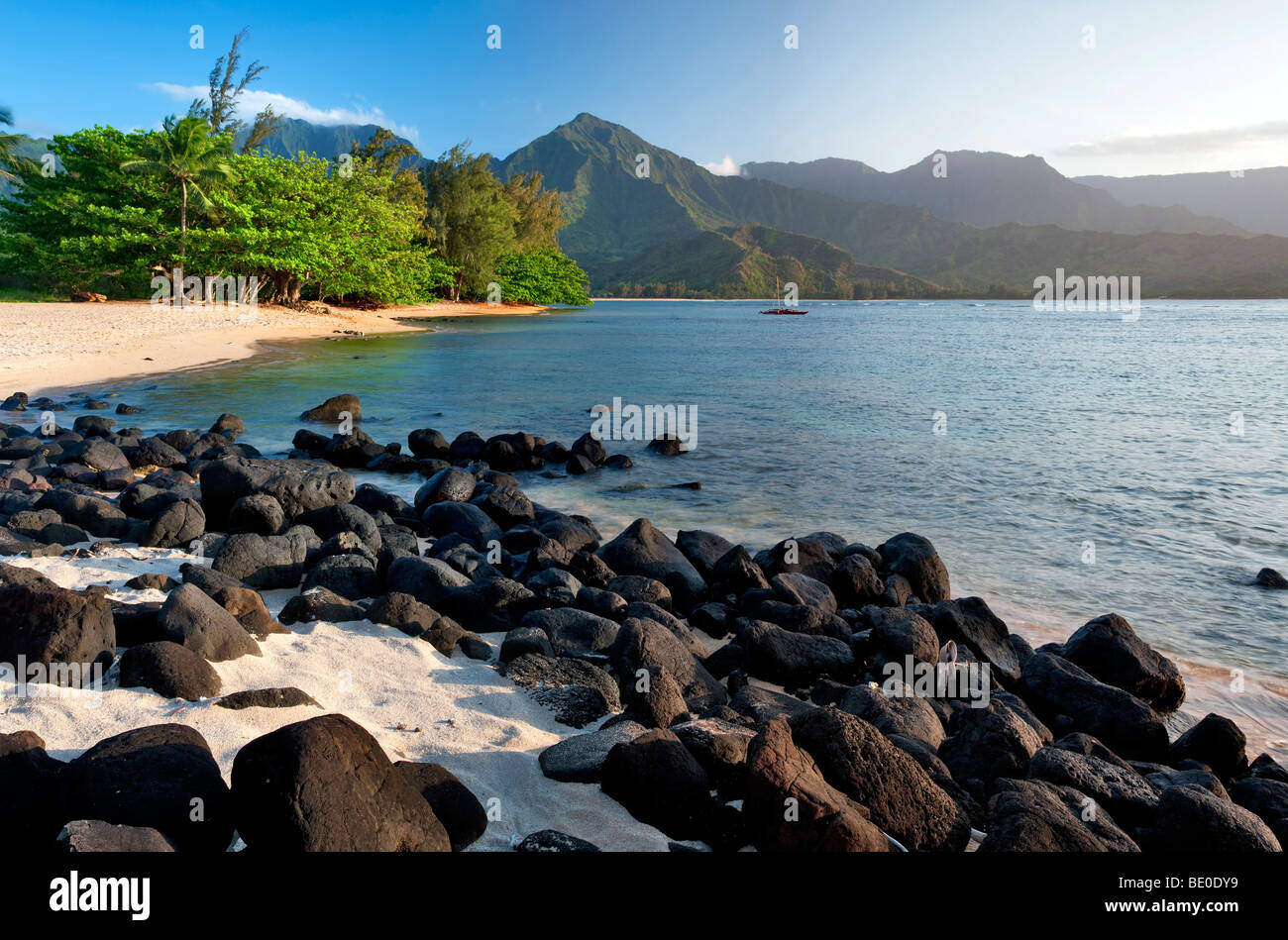 Hanalei Bay con sabbia bianca e nera di rocce vulcaniche. Kauai, Hawaii. Foto Stock