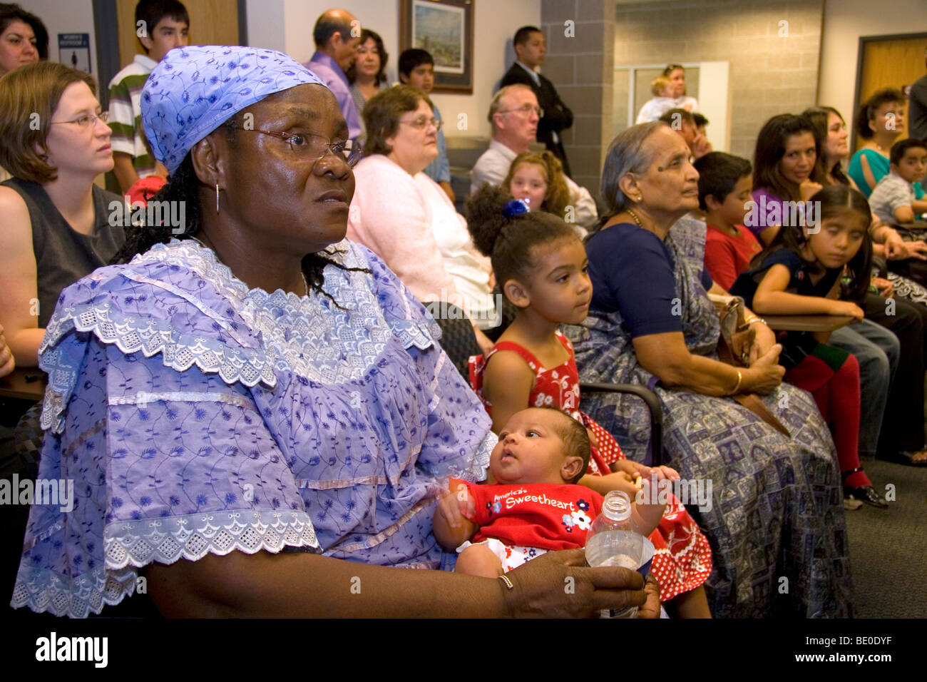 Nonna africana partecipando a una cittadinanza degli Stati Uniti cerimonia in Idaho, Stati Uniti d'America. Foto Stock
