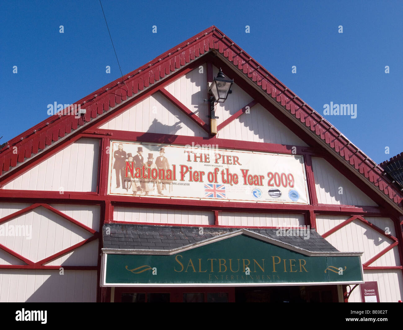 Sign on Saltburn Pier, Molo nazionale dell'anno 2009 dal comitato esecutivo nazionale della Associazione piloni Foto Stock