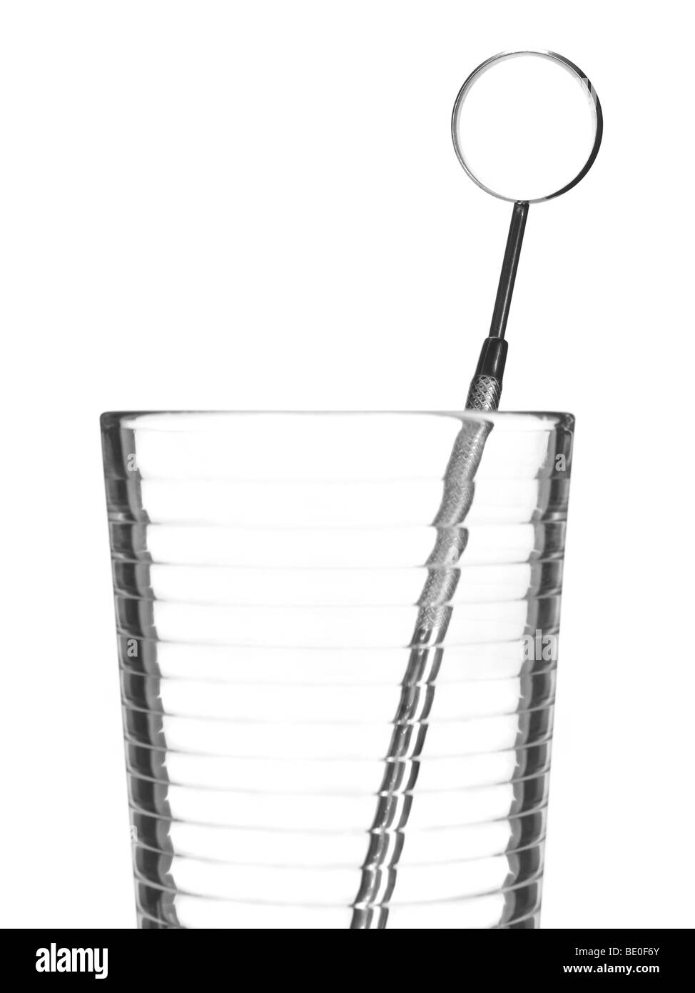Una bocca specchio in un vetro isolato su bianco. Foto Stock