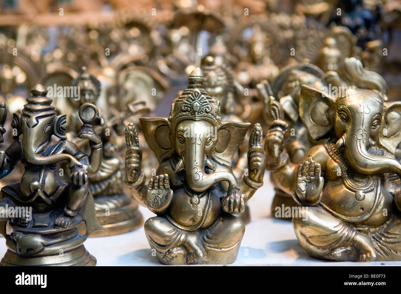 Ottone Ganesh ornamenti per la vendita a New Delhi in India Foto Stock