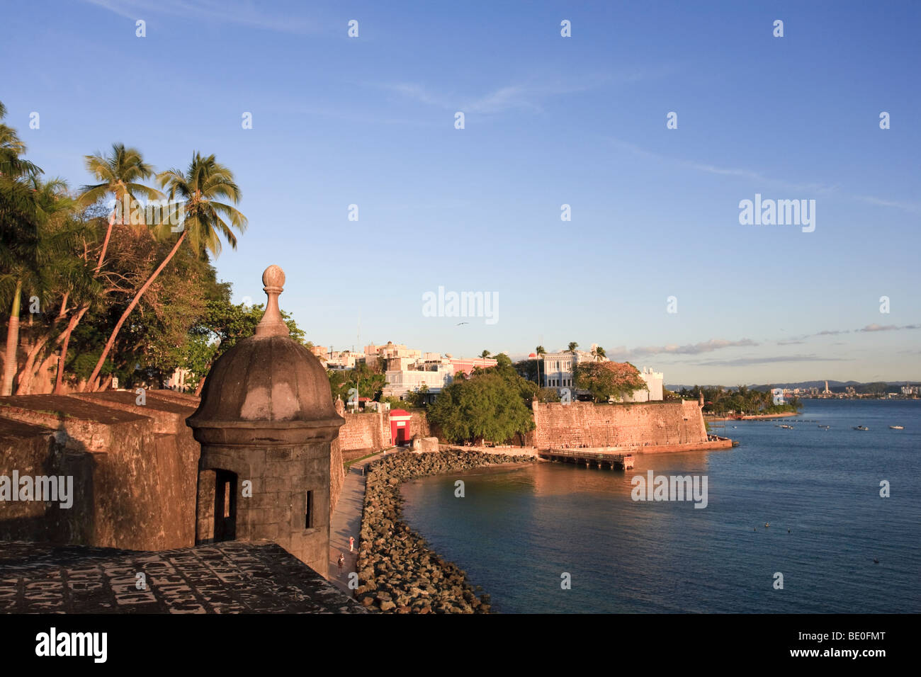 Stati Uniti d'America, Caraibi, Puerto Rico, San Juan, città vecchia, Paseo del Morro e La Muralla Foto Stock