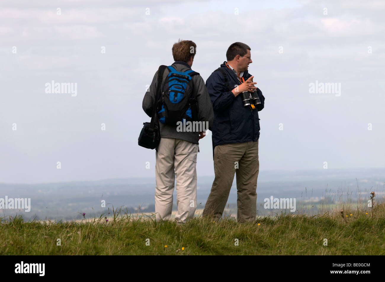 Due escursionisti godendo la vista del South Downs del Sussex Foto Stock