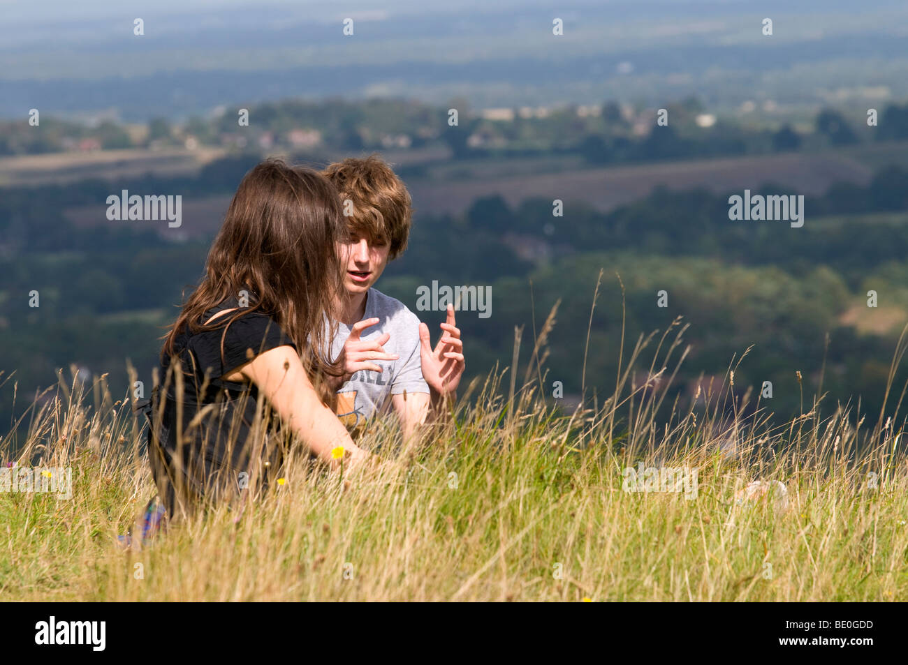 Coppia giovane godendo la vista del South Downs del Sussex Foto Stock