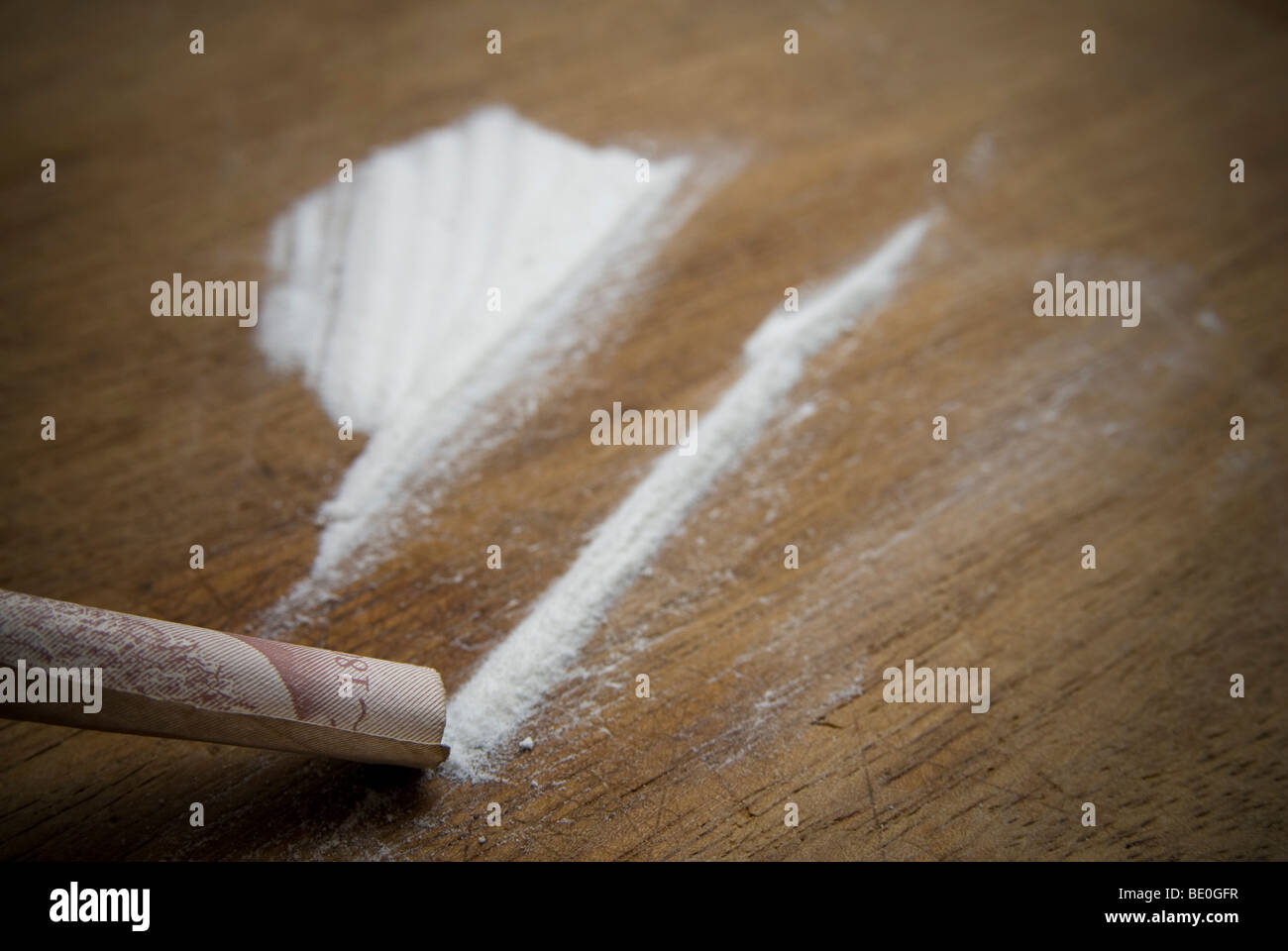 Farmaci, una persona manipolazione farmaci di classe A. La cocaina Foto Stock