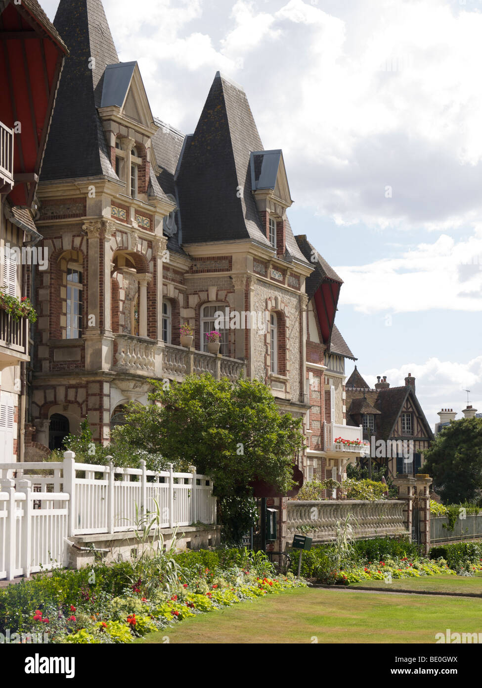 Bellissima villa tipica della regione, in Normandia città costiera di Cabourg, Francia Foto Stock