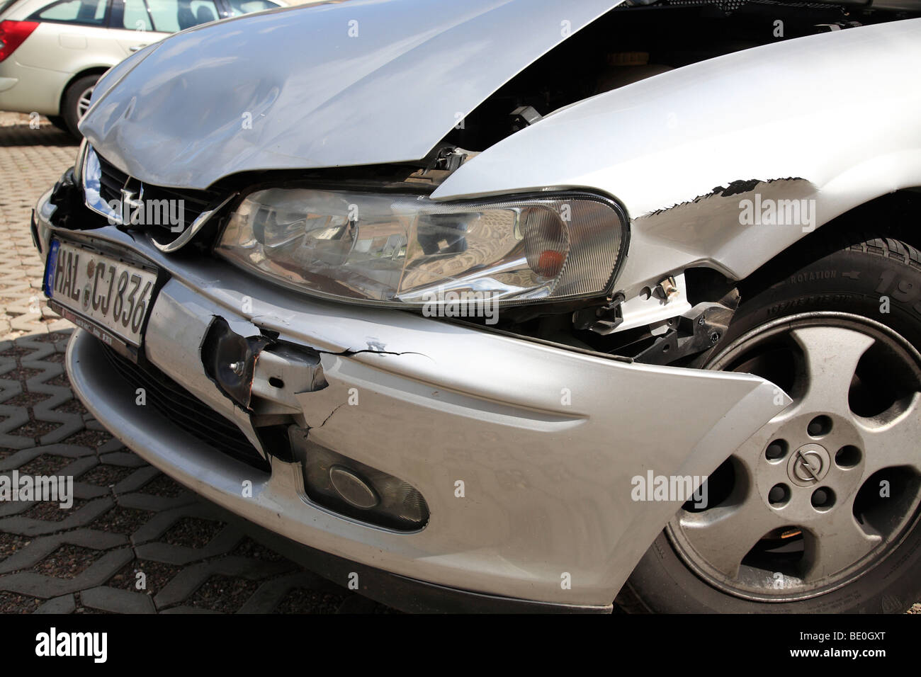 Anteriore danneggiato di un'auto (Opel Vectra) dopo un incidente Foto Stock