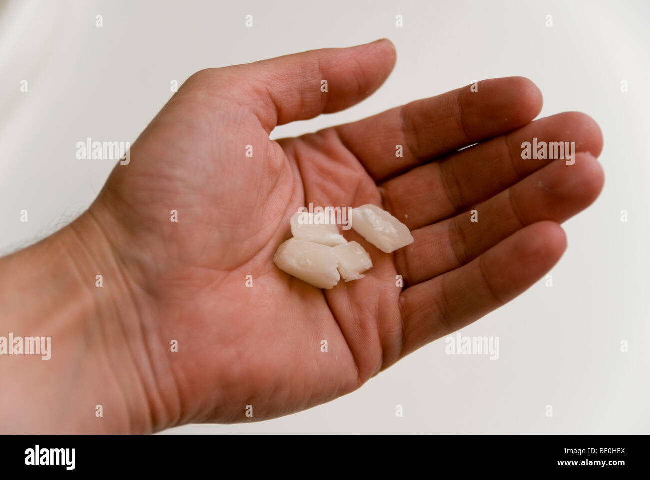 Farmaci, una persona manipolazione farmaci di classe A. Foto Stock