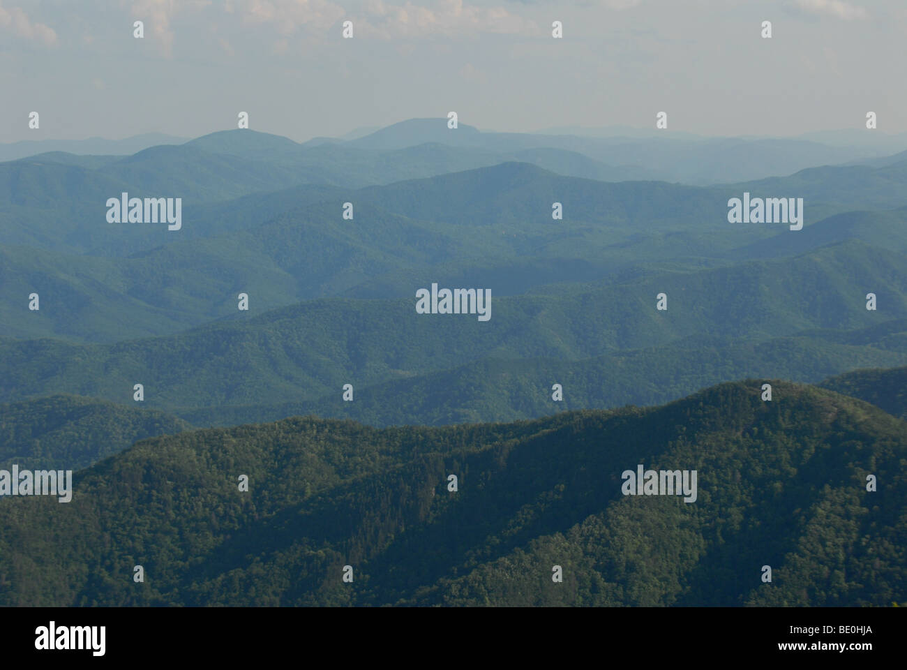 Le Blue Ridge Mountains sono visti da Blue Ridge Parkway nella Carolina del Nord. Foto Stock