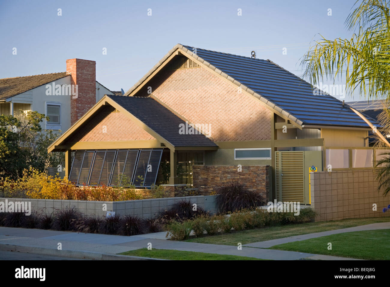 Green House di Long Beach aggiornati retroattivamente con costruzione integrata fotovoltaica (BIPV) Moduli, CALIFORNIA, STATI UNITI D'AMERICA Foto Stock