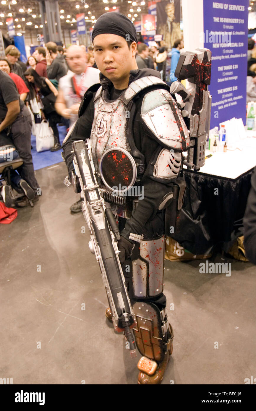Un uomo vestito come un lottatore pone al New York Comic Con. Foto Stock