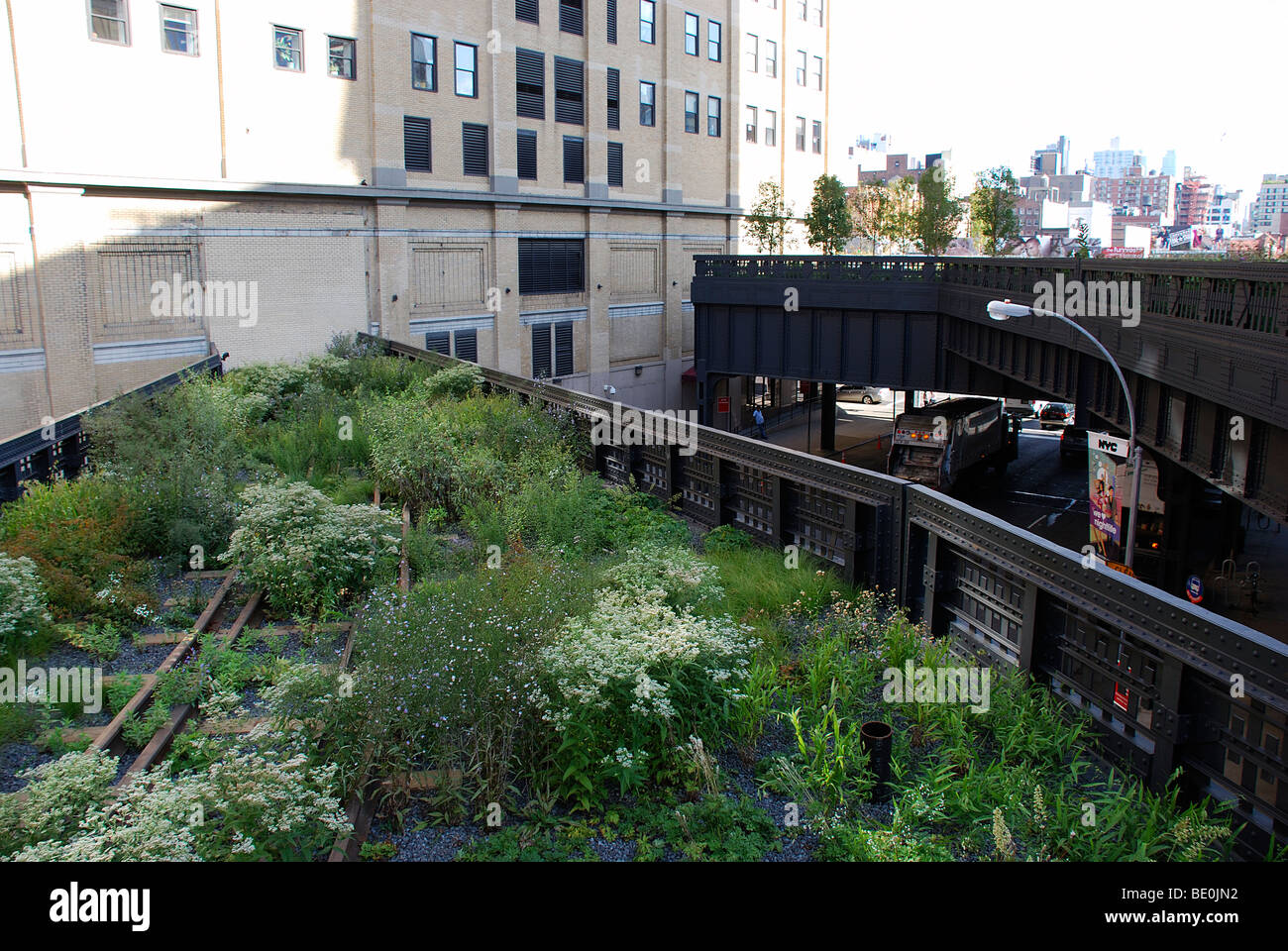 Vecchia ferrovia convertito sperone convertito in parco giardino che conduce al secondo piano dell edificio nel confezionamento della carne District di Manhattan Foto Stock
