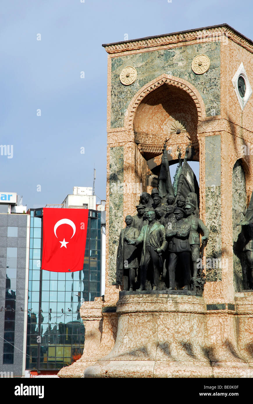 Monumento di Ataturk e bandiera nazionale in occasione del festival annuale della Repubblica su Ottobre 29th, Piazza Taksim Taksim Cumhuriyet Abi Foto Stock