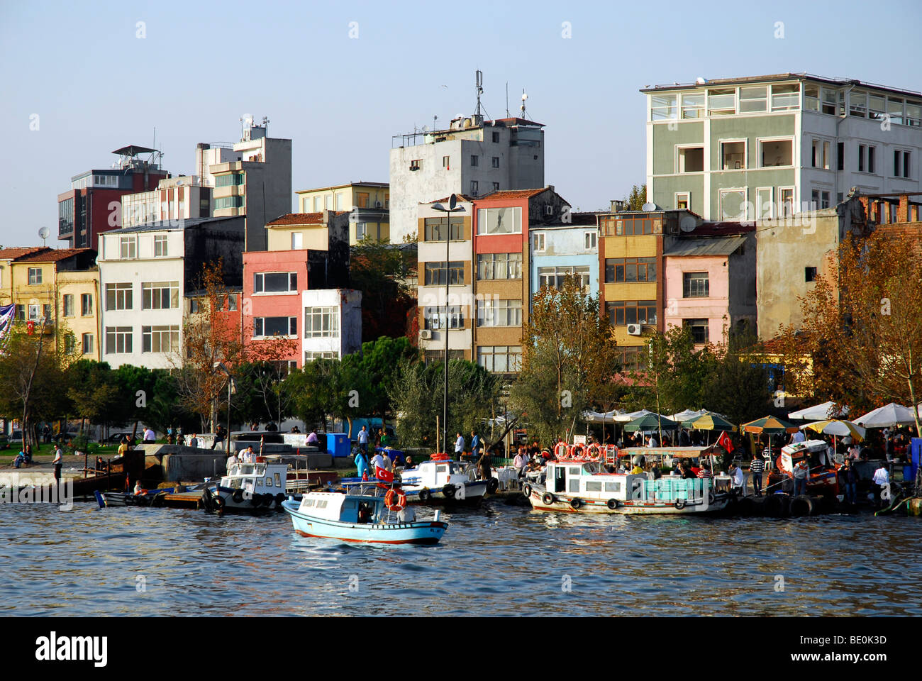 La vista dal Ponte di Galata, Galata Koepruesue su piccole imbarcazioni e case lungo il Evren Caddesi, Golden Horn, Halic, Istanbul, Foto Stock