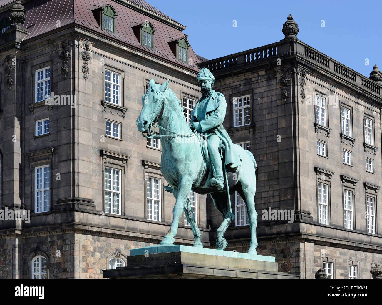 Castello di Christiansborg con statua equestre di Re Frederik VII, sede del parlamento danese di Copenaghen, Danimarca, Scandina Foto Stock