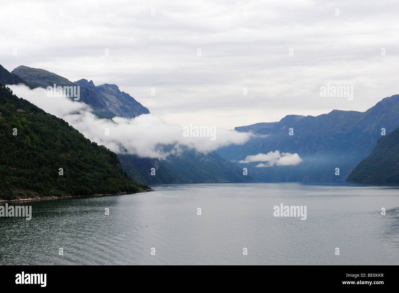 Misty Nordalsfjord, Norvegia, Scandinavia, Nord Europa, Europa Foto Stock
