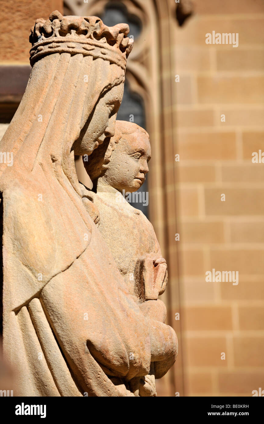 Statua di pietra arenaria di Maria e di Gesù, St. Mary s Cathedral di Sydney, Nuovo Galles del Sud, Australia Foto Stock