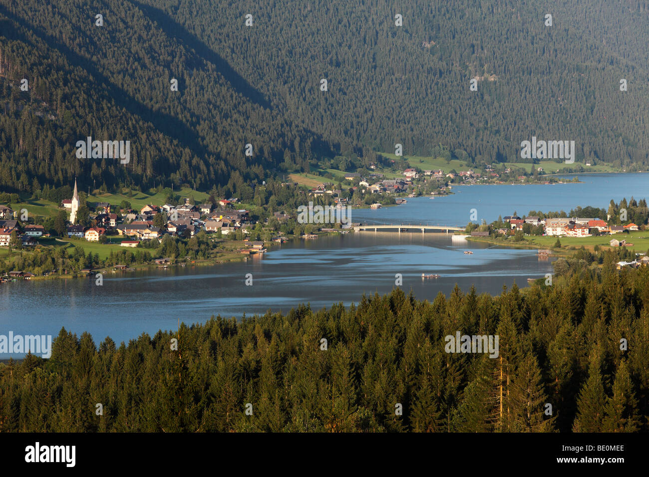 Villaggio di Techendorf, Lago Weissensee, vista da Franz-Josefs-Hoehe, Gailtaler Alpi, Carinzia, Austria, Europa Foto Stock