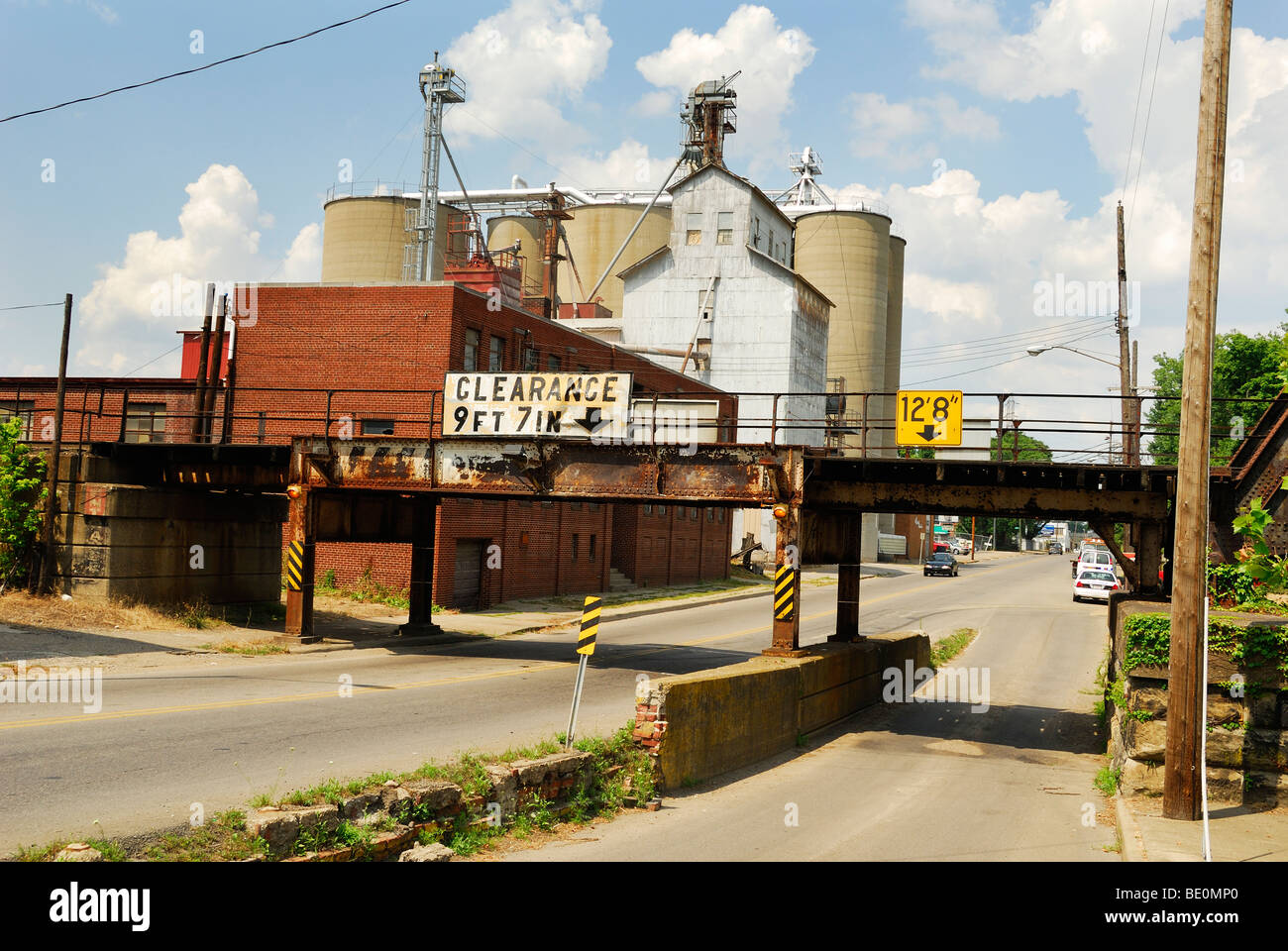 Ponte ferroviario su Linden Ave in Zanesville Ohio con una profonda passando lane Foto Stock