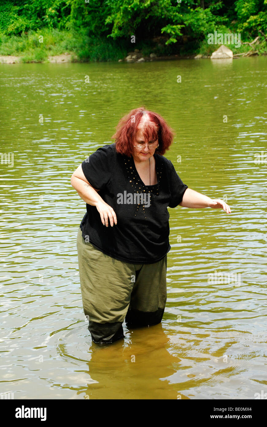 La donna il guado del fiume di leccatura in Zanesville ohio Foto Stock