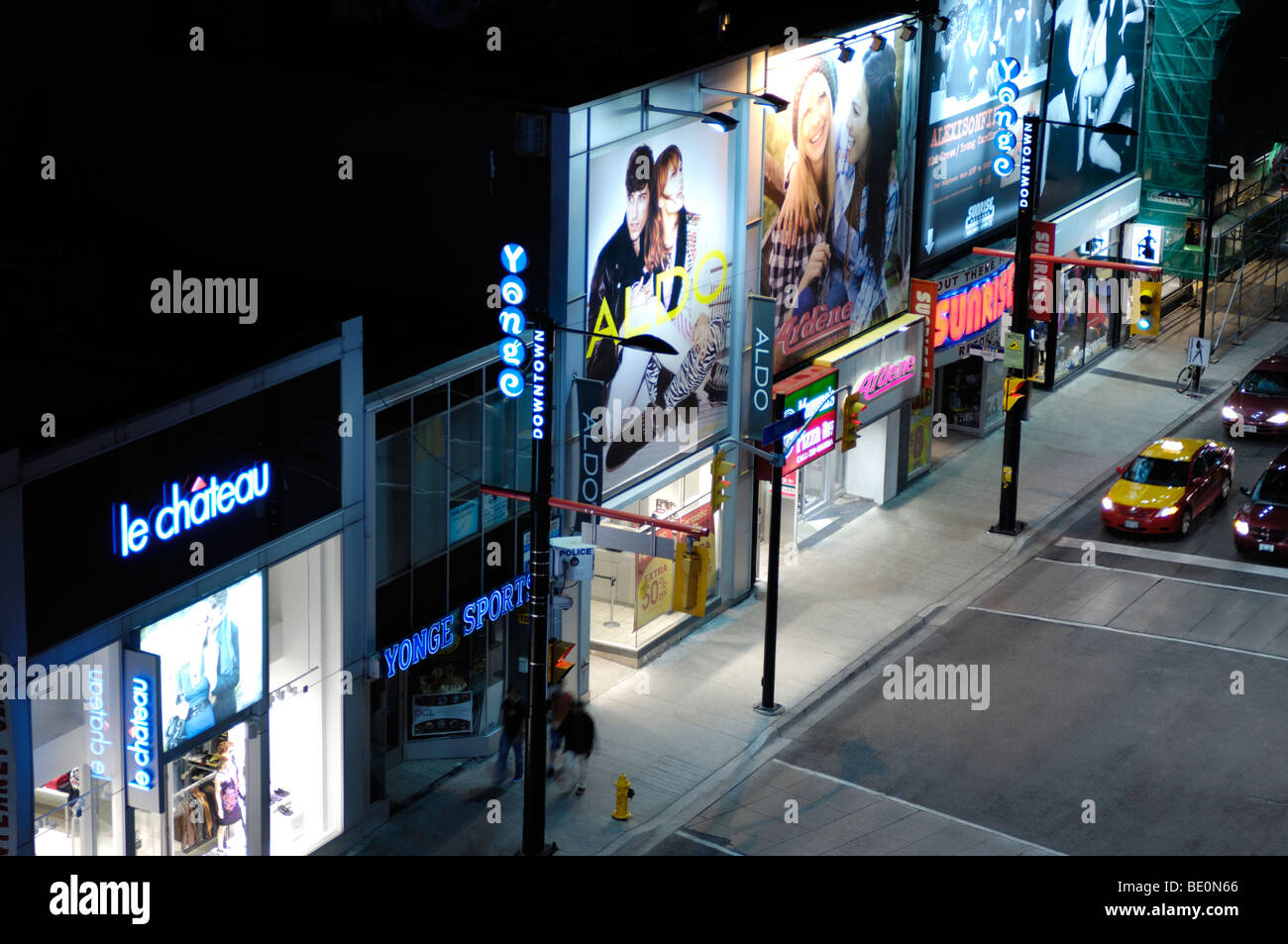 Yonge Street Downtown Toronto di notte. Ontario, Canada 2009. Foto Stock