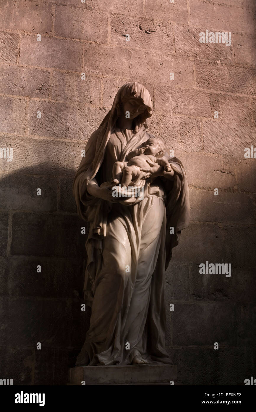 Statua della Vergine Maria che tiene il Bambino Gesù nella cattedrale di Rouen, Francia Foto Stock