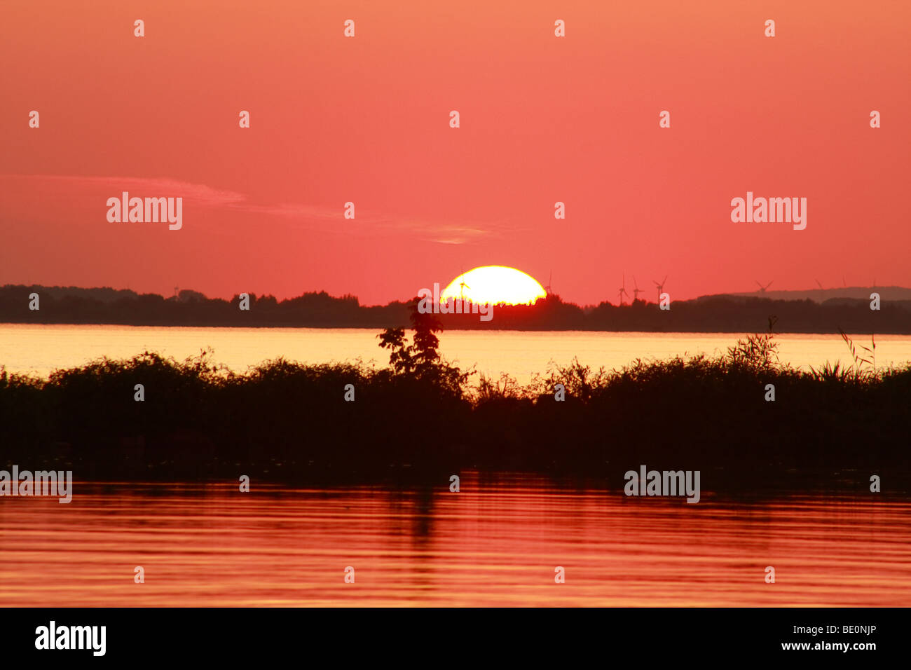 Regolazione del sole sopra la diga del Danubio canale, Slovacchia Foto Stock