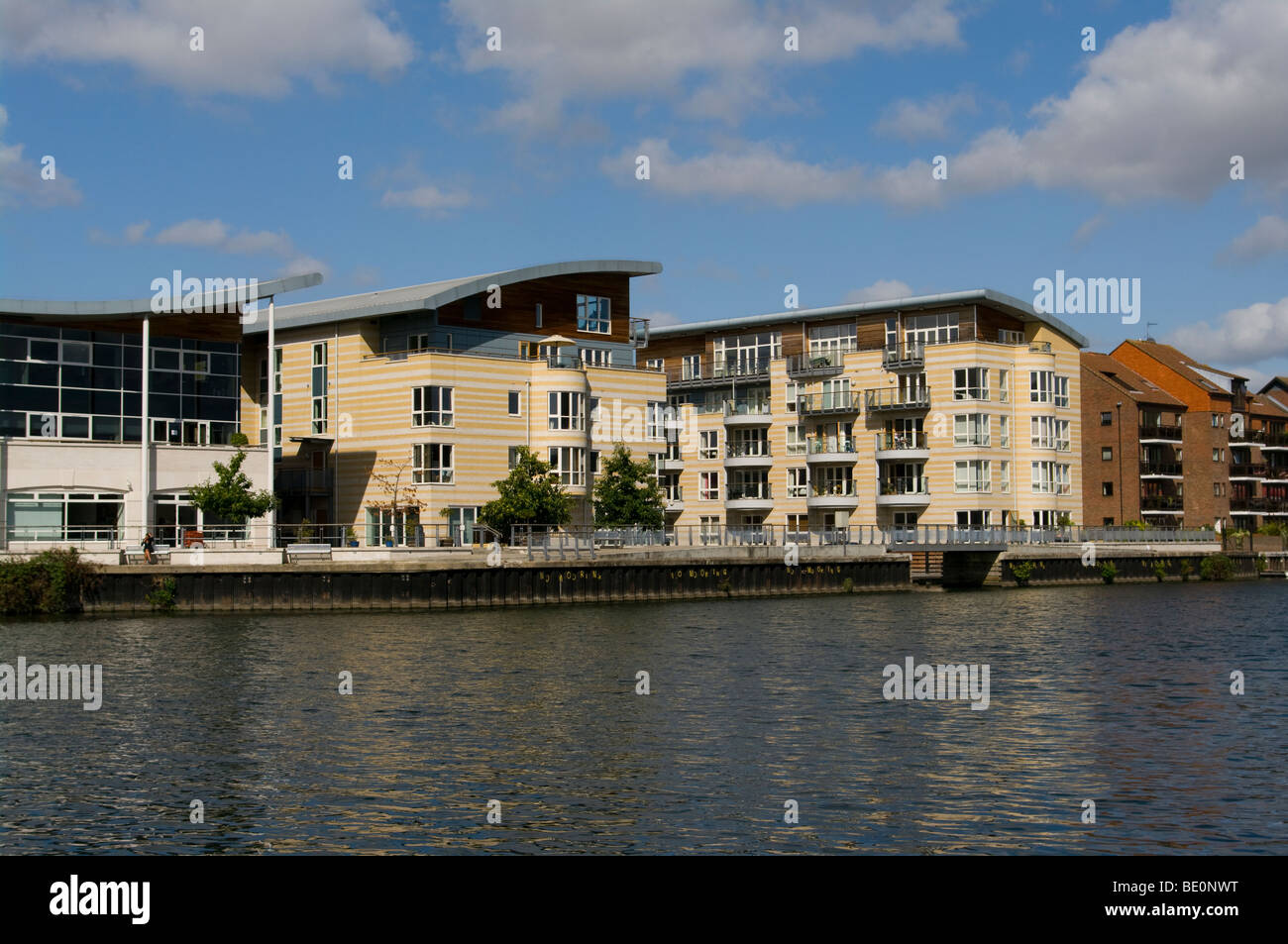 Moderni appartamenti sul Fiume Tamigi Hampton Wick Surrey in Inghilterra Foto Stock