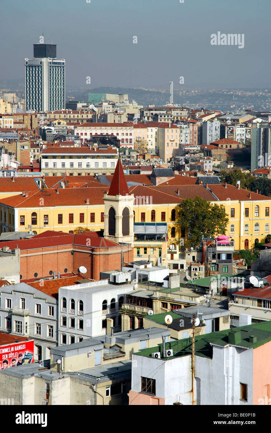 Vista sul quartiere di Beyoglu, St. Antony chiesa e il Marmara Istanbul Hotel tower, Istanbul, Turchia Foto Stock