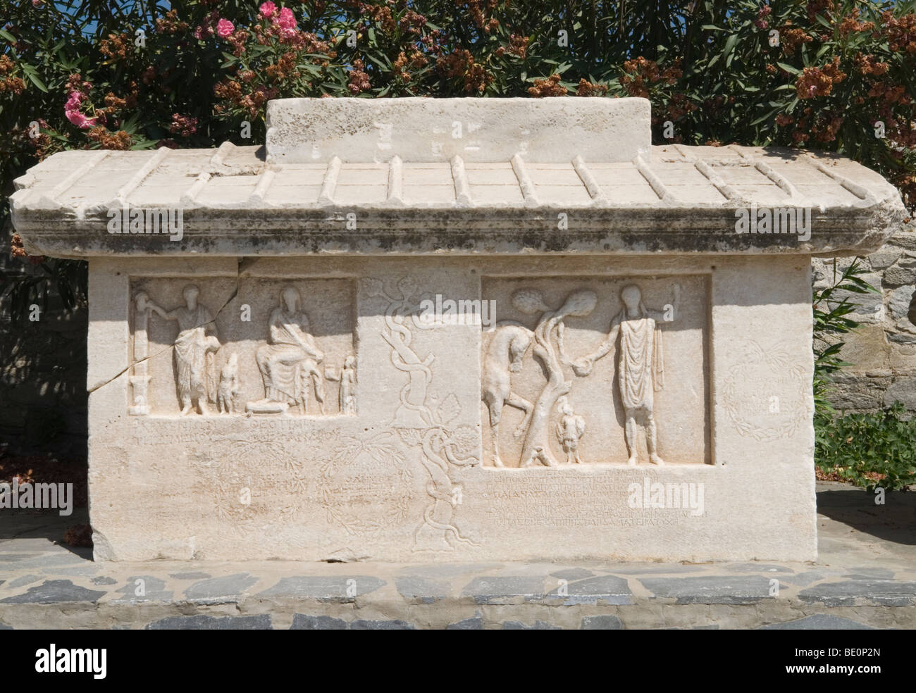 Sarcofago al di fuori del Museo Archeologico di Paros Grecia Foto Stock