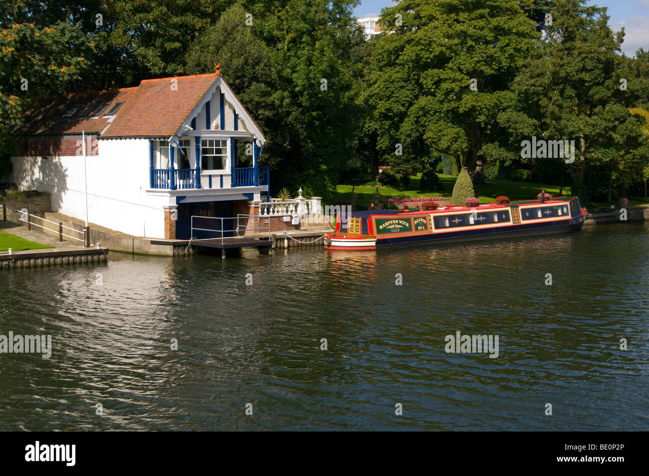 Un Riverside Boathouse e una stretta ormeggiato in barca sul fiume Tamigi a Teddington Middlesex in Inghilterra Foto Stock