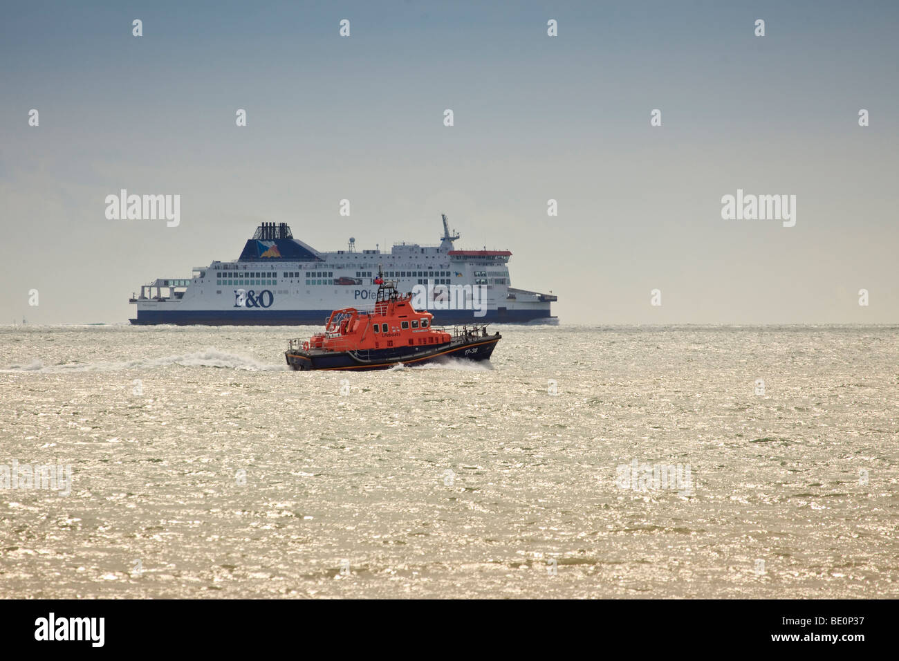 Una scialuppa di salvataggio passando un traghetto vicino a St Margaret's Bay, Kent Foto Stock
