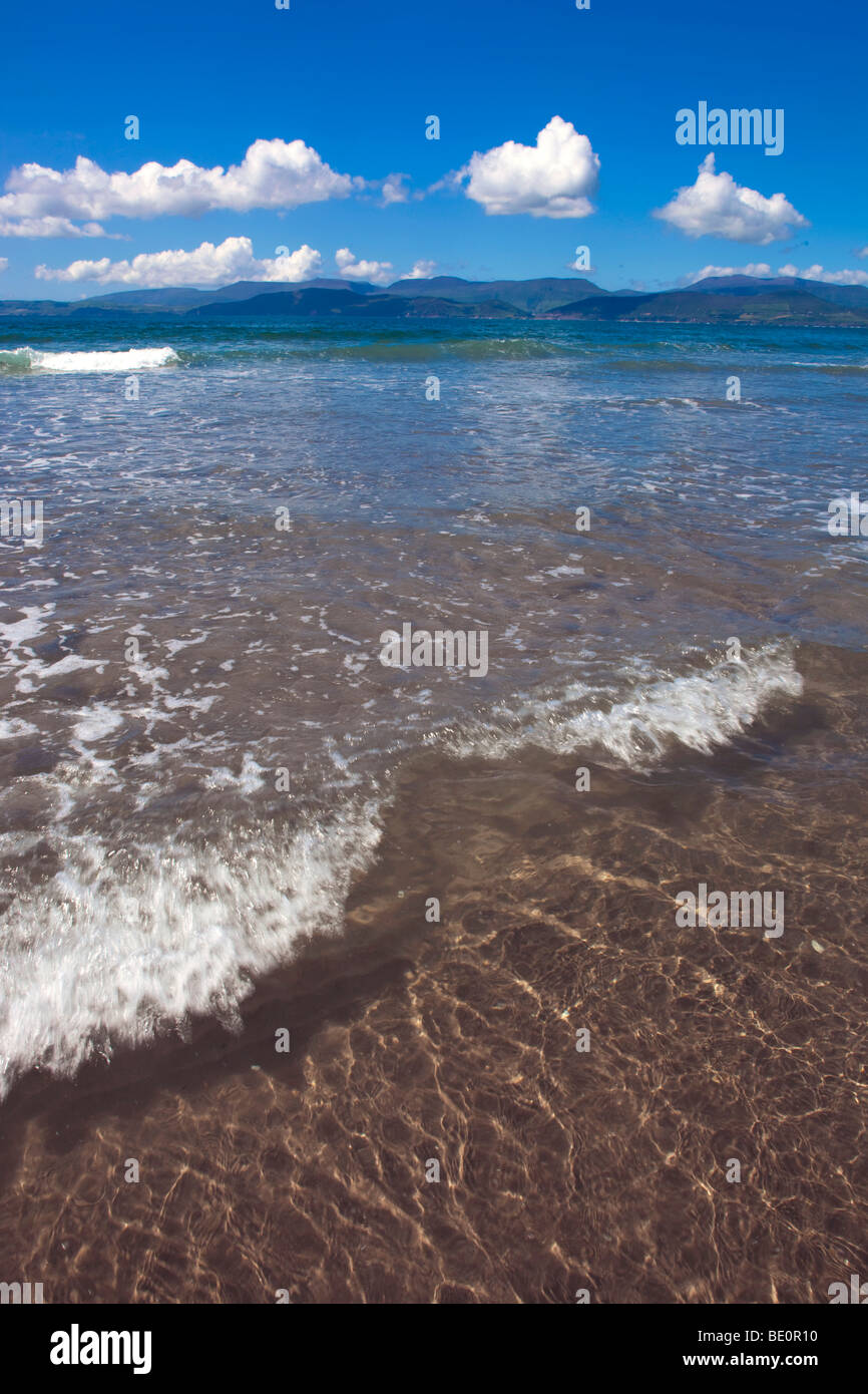 Spiaggia rossbeigh; co. kerry; Irlanda; guardando verso le montagne di Dingle Foto Stock