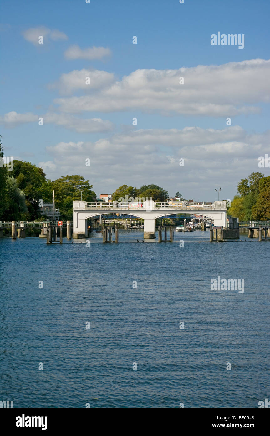 La Weir a Teddington Lock sul Fiume Tamigi Inghilterra Foto Stock