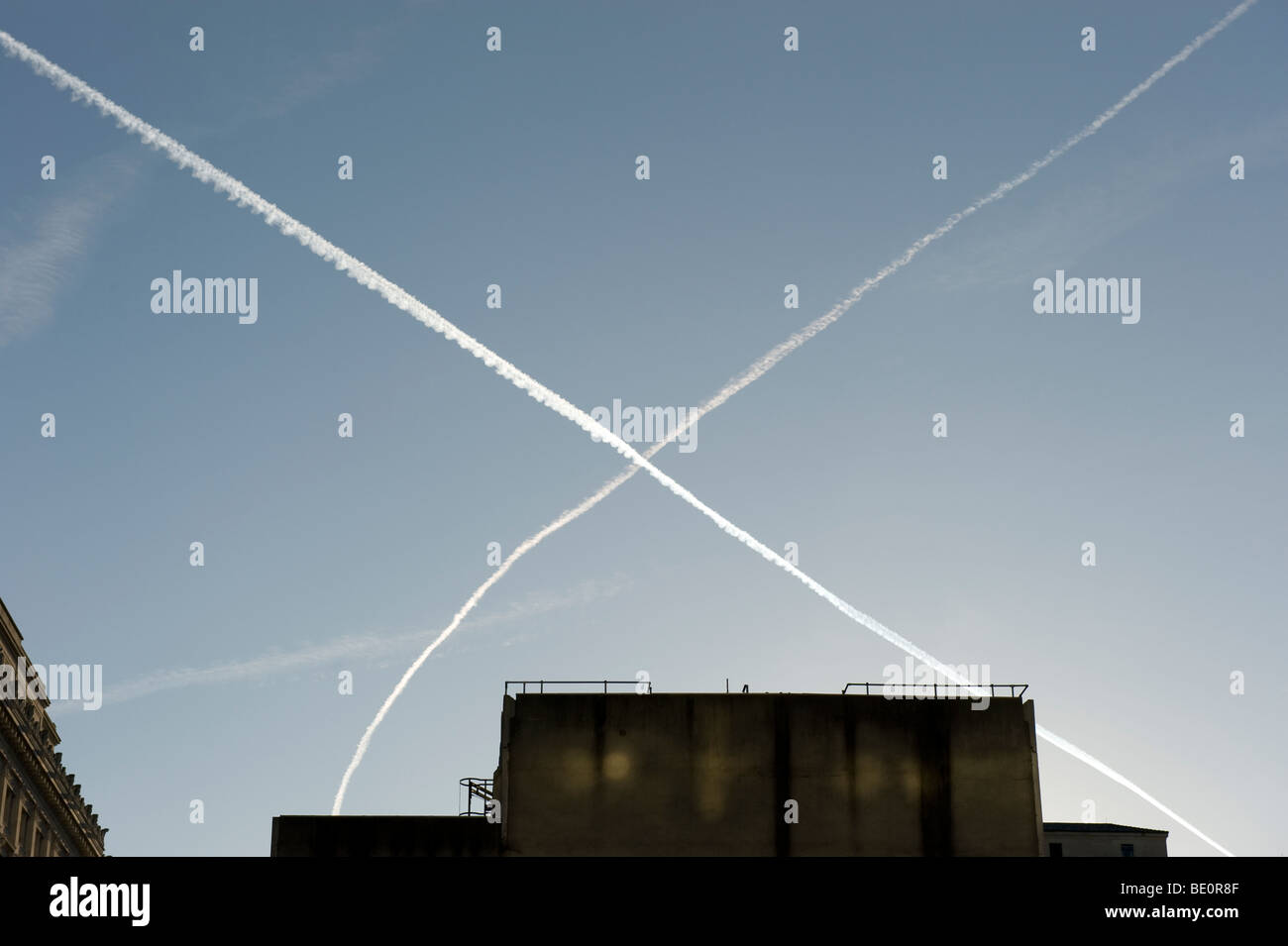 Croce x nel cielo blu da sentieri di aeroplano Foto Stock