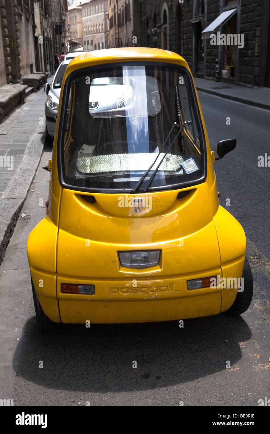 Incredibile e divertente auto elettrica nelle strade di Firenze, Toscana, Italia, Europa Mediterranea, UE. Foto Stock