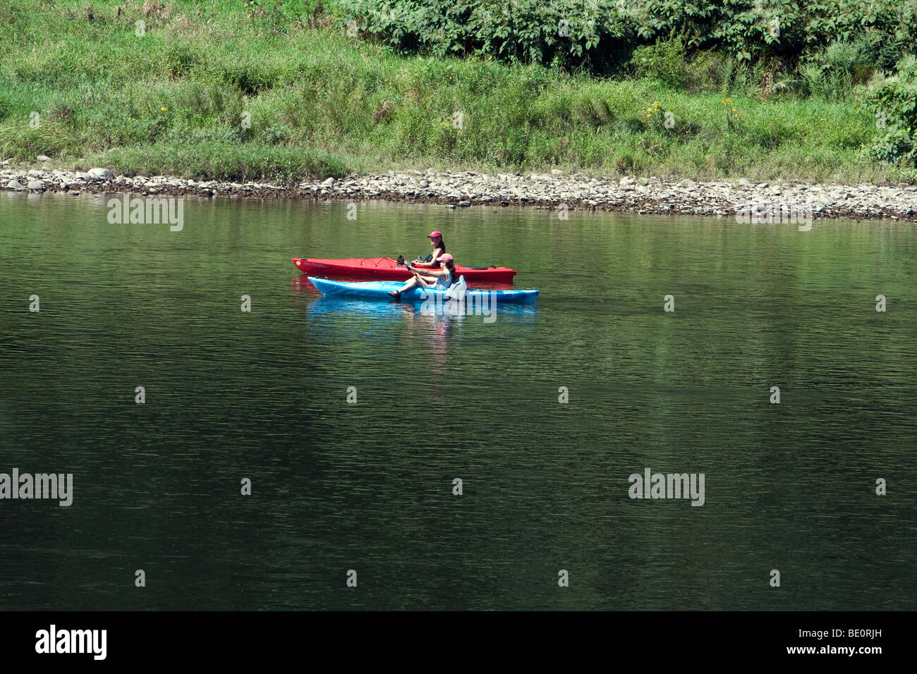 Due kayak due donne dei rematori in un viaggio lungo il fiume Delaware in Pennsylvania. Foto Stock