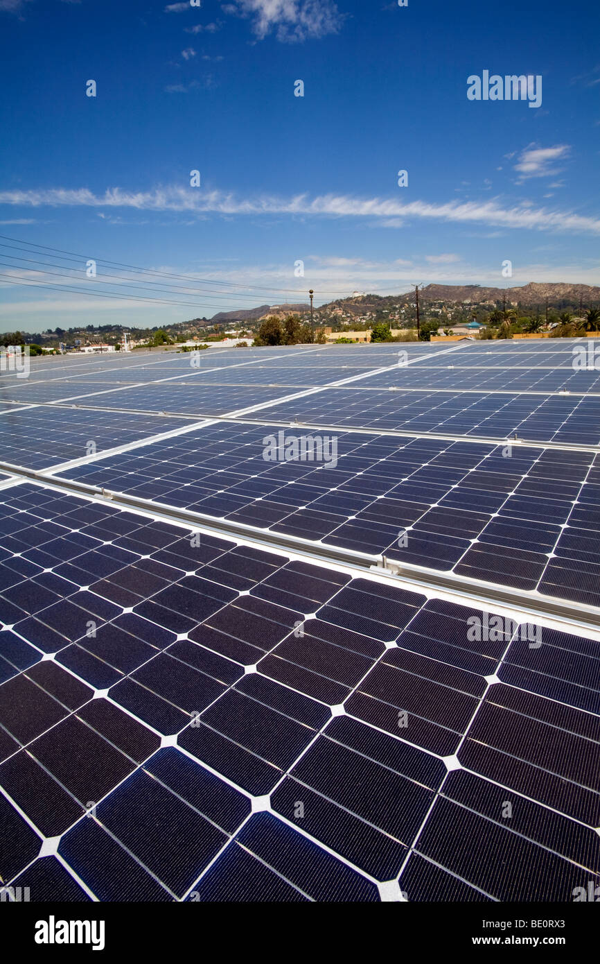 Array solare sul tetto dell'Asian Pacific Health Care uffici con Hollywood Hills in background, Los Angeles, California, Stati Uniti d'America Foto Stock