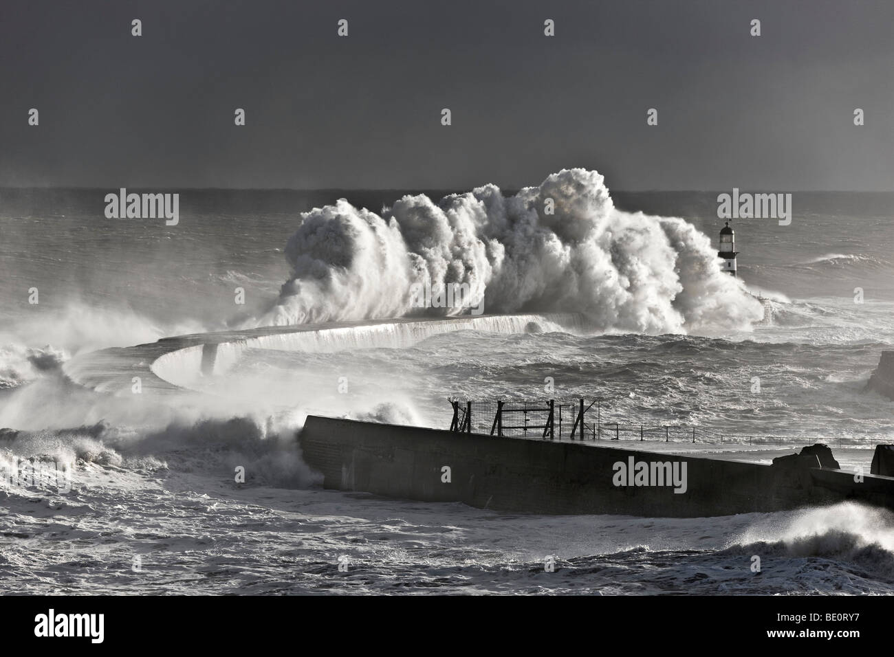 Seaham, Inghilterra; onde tempestose pounding seawall Foto Stock