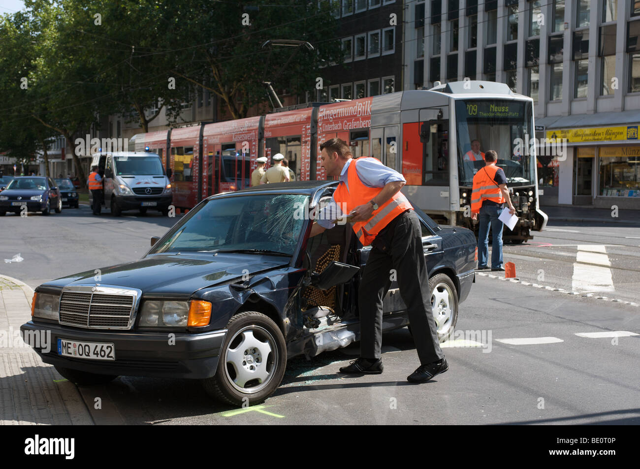 Una collisione tra un auto e tram, Dusseldorf, Renania settentrionale-Vestfalia (Germania). Foto Stock