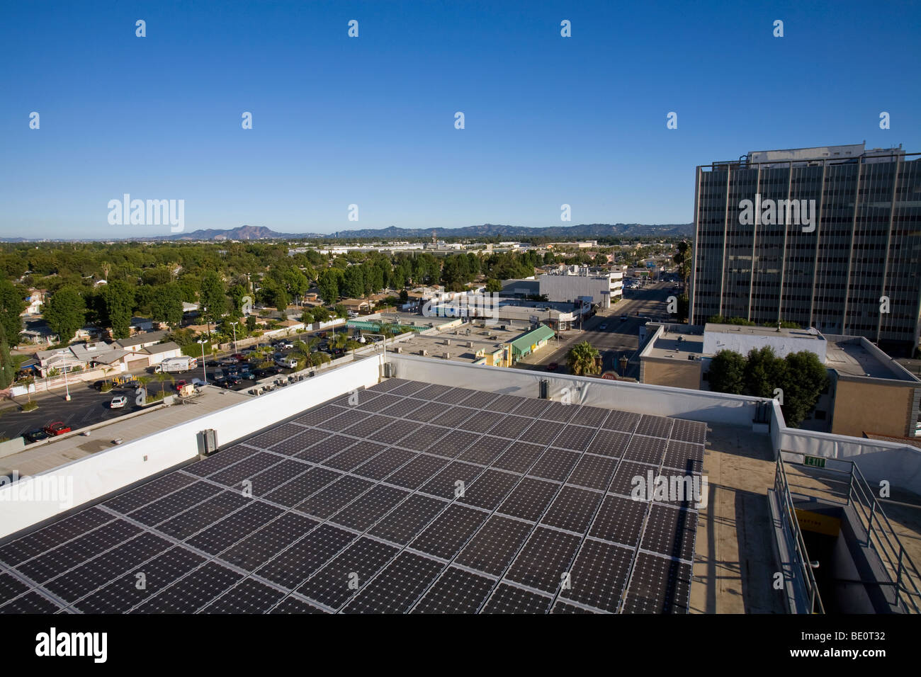 Array sul tetto dell'edificio per uffici nella città di Panorama, Valle di San Fernando, Los Angeles, California, Stati Uniti d'America Foto Stock